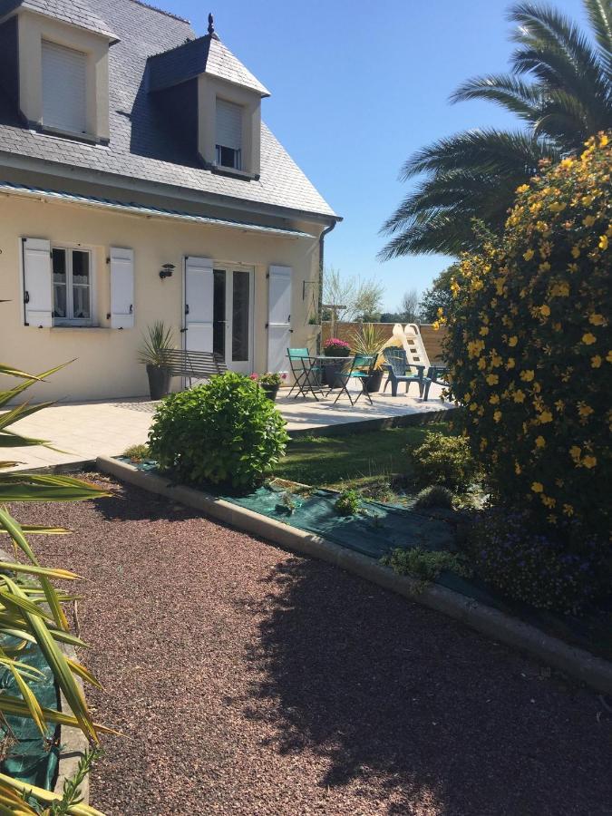 Cote Jardin Des Charmilles Bed & Breakfast Quettehou Exterior photo